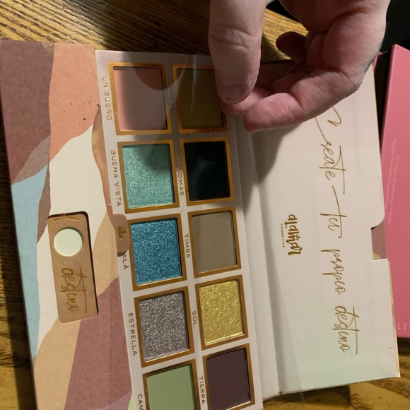 Stunning blue/green/neutral ocean vacation vibes eyeshadow palette - Picture 6 of 12